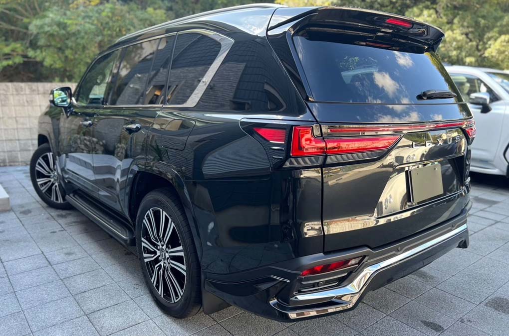 Side view of the 2025 Lexus LX 600 4WD