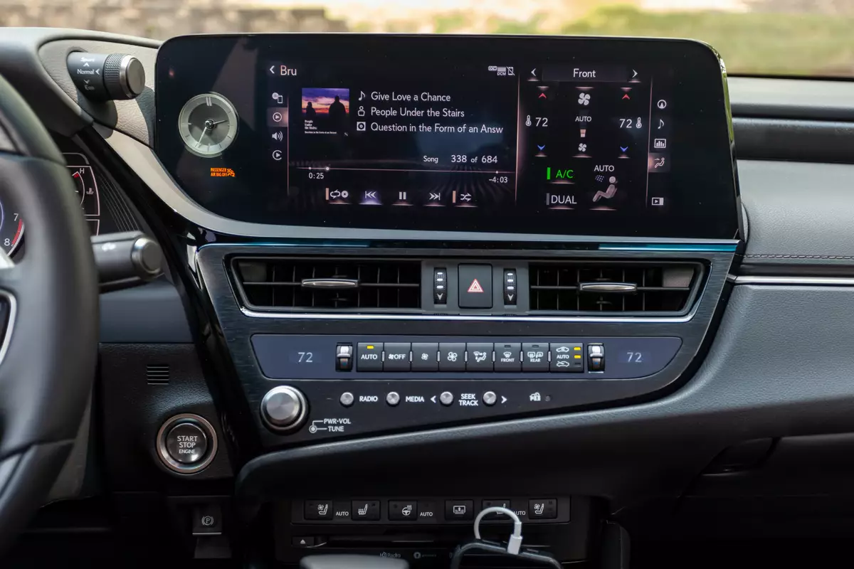 Infotainment of the 2022 Lexus ES 350