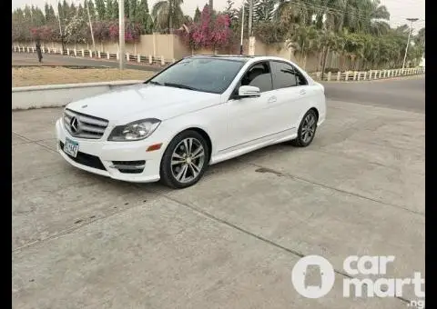 Super clean 2012 Mercedes Benz C300 - 2/5