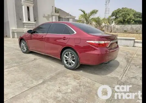 Super clean 2016 Toyota Camry SE - 4/5