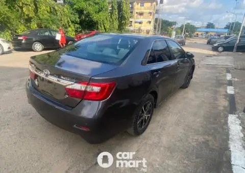 Clean 2014 Toyota camry - 2/5