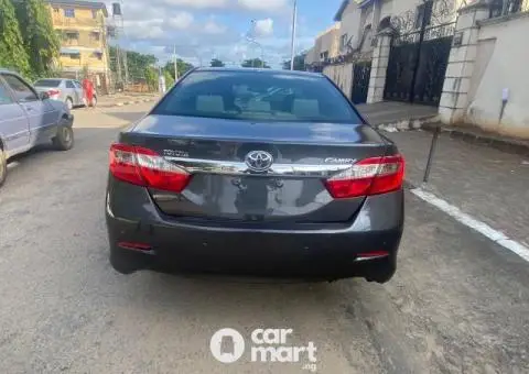 Clean 2014 Toyota camry - 3/5