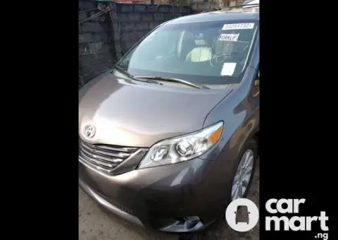 Foreign Used 2014 Toyota Sienna Full Option - 1/5