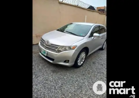 Clean 2011 Toyota Venza AWD - 1/5