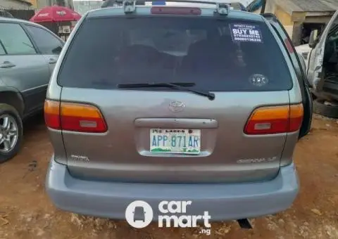 Clean Used Toyota sienna 1999 - 2/5