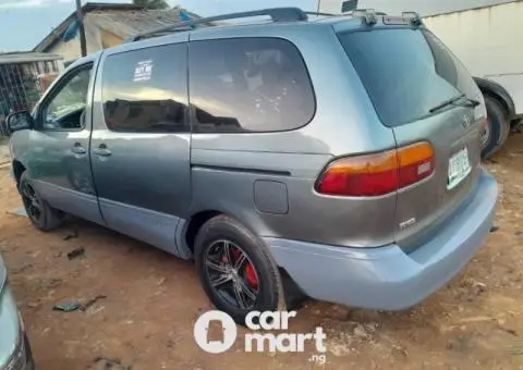 Clean Used Toyota sienna 1999 - 3/5