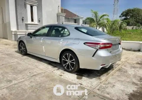 Super clean 2018 Toyota Camry SE - 4/5