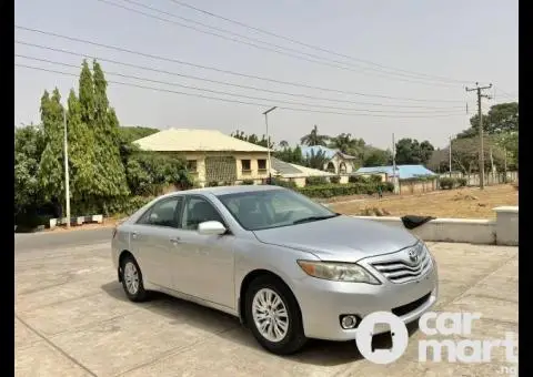 Super clean 2010 Toyota Camry - 2/5