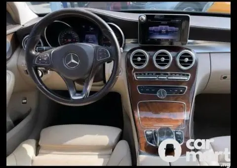 Tokunbo 2015 Mercedes Benz C300 (Luxury Edition) - 2/5