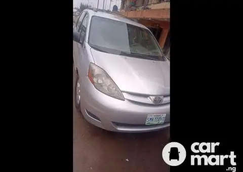 Nigeria Used Toyota Sienna 2005 model - 1/5