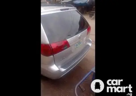 Nigeria Used Toyota Sienna 2005 model - 2/5