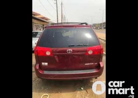 Used 2008 Toyota Sienna Toks - 2/5