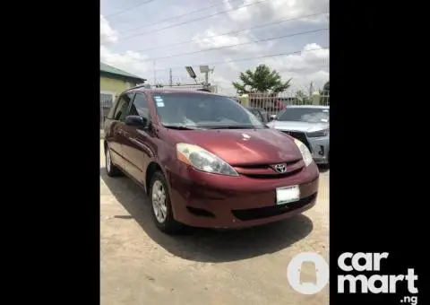 Nigerian Used 2007 Toyota Sienna - 1/5