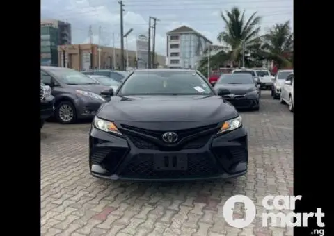 Tokunbo 2018 Toyota Camry SE - 3/4