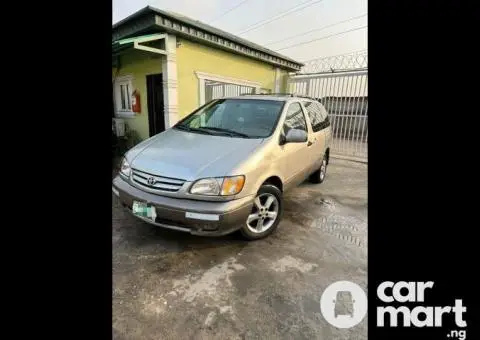 Nigerian Used 2003 Toyota Sienna XLE - 1/5