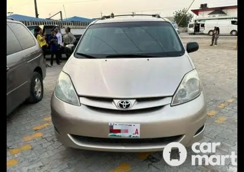 Clean 2007 Toyota Sienna LE V6 - 1/5