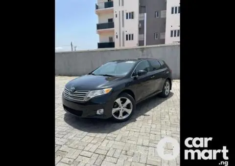 Tokunbo 2010 Toyota Venza - 2/5