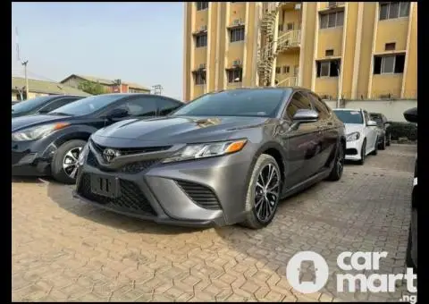 Foreign used 2020 Toyota Camry SE - 2/5