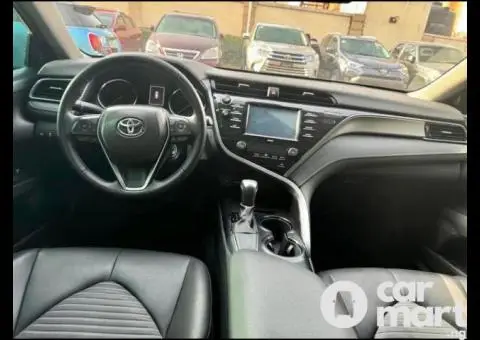 Foreign used 2020 Toyota Camry SE - 3/5