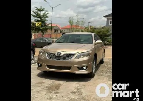 Used 2010 Toyota Camry LE - 2/5