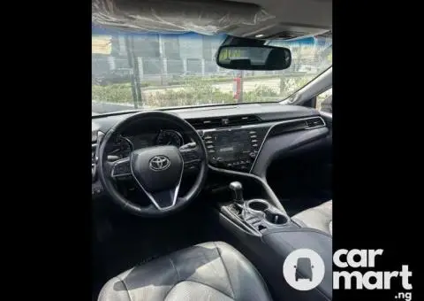 Tokunbo 2018 Toyota Camry XLE - 2/5