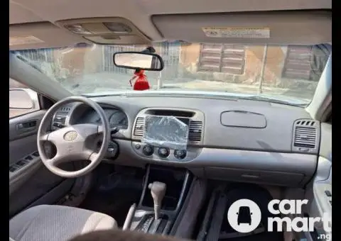 Clean 2004 Toyota Camry With Android Screen - 2/5