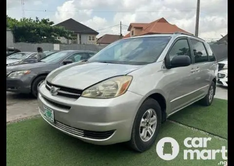 Neat Pre-owned 2005 Toyota Sienna LE - 1/5