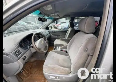 Neat Pre-owned 2005 Toyota Sienna LE - 3/5