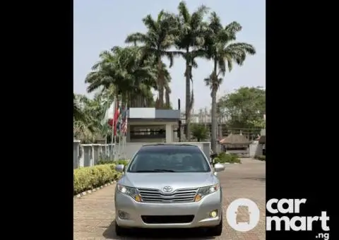 Foreign standard 2010 Toyota Venza - 2/5