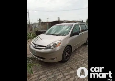 Clean First Body 2008 Toyota Sienna With DVD And Rev Camera - 1/5