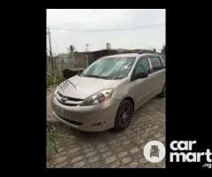 Clean First Body 2008 Toyota Sienna With DVD And Rev Camera