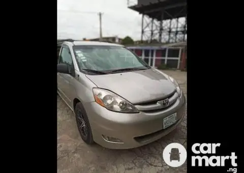 Clean First Body 2008 Toyota Sienna With DVD And Rev Camera - 5/5