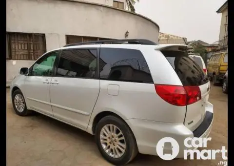 Direct Tokunbo 2010 Toyota Sienna XLE - 4/5