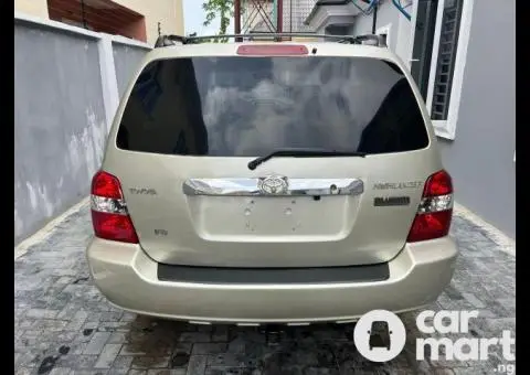 Clean 2004 Toyota Highlander With Android Screen - 1/5