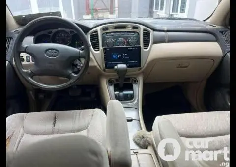 Clean 2004 Toyota Highlander With Android Screen - 2/5