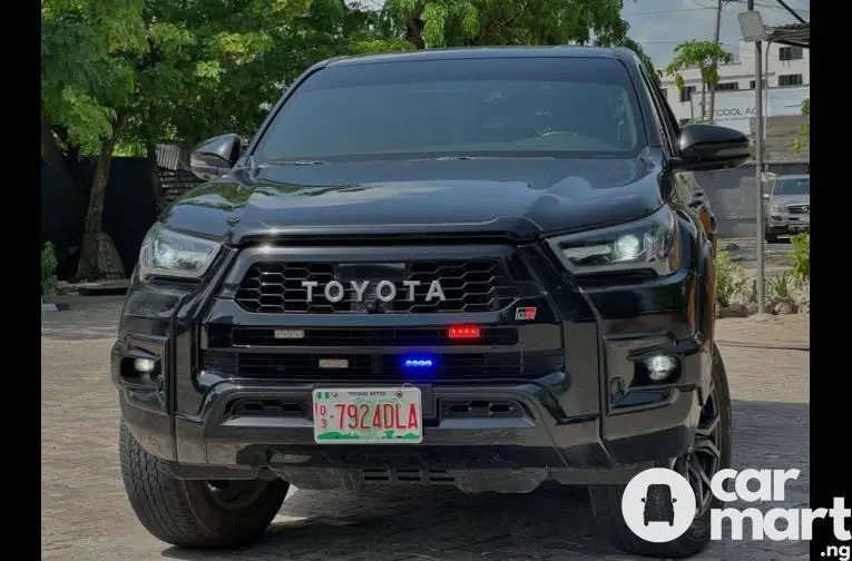 Tokunbo 2023 Toyota Hilux GR - 3/5