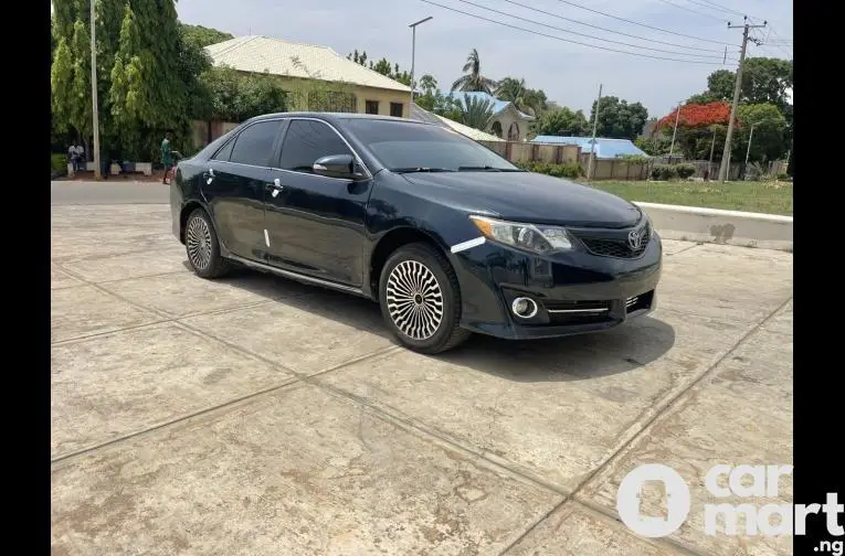 Super clean 2013 Toyota Camry - 2/5