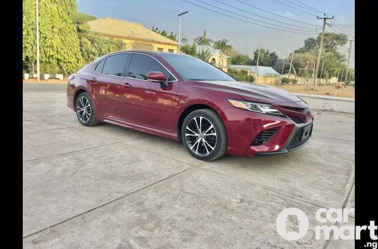 Foreign used 2018 Toyota Camry SE - 1/5