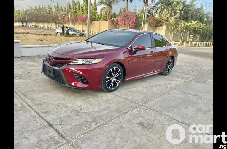 Foreign used 2018 Toyota Camry SE - 2/5