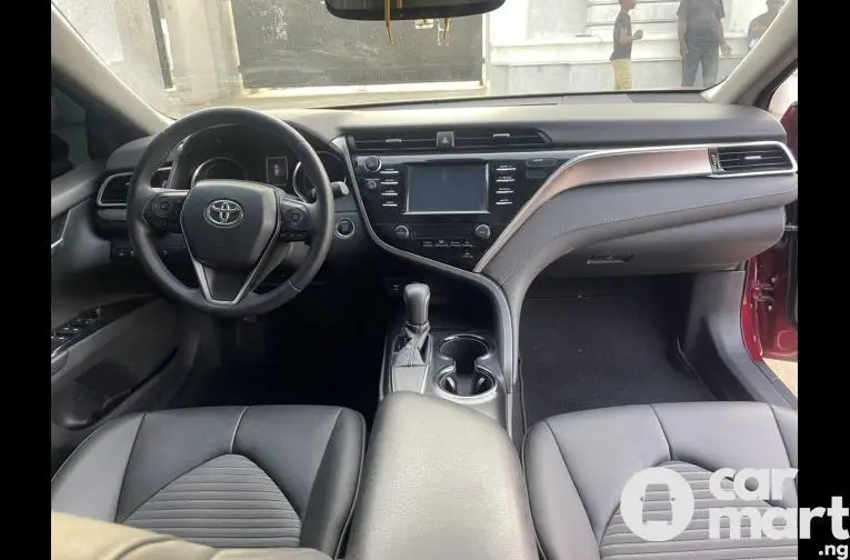 Foreign used 2018 Toyota Camry SE - 3/5