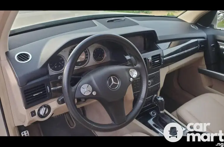 2012 Mercedes Benz GLK thumb-start with panoramic roof - 2/5