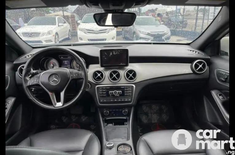 Pre-Owned 2015 Mercedes Benz GLA250 - 2/5