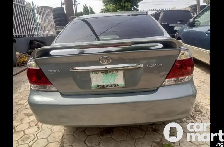 Clean 2005 Toyota Camry With Android Screen - 1/5