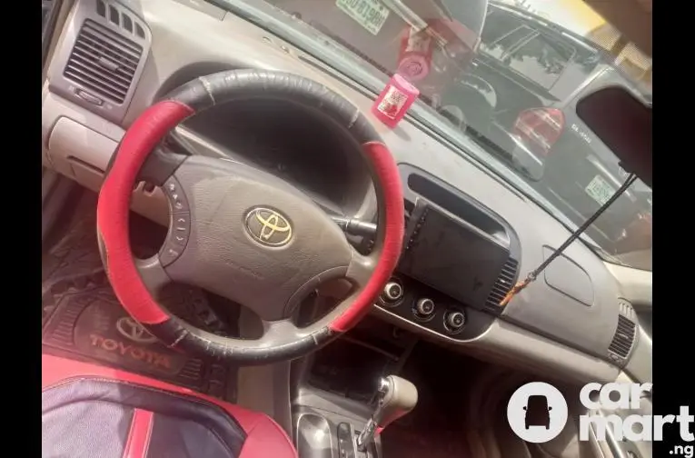 Clean 2005 Toyota Camry With Android Screen - 2/5