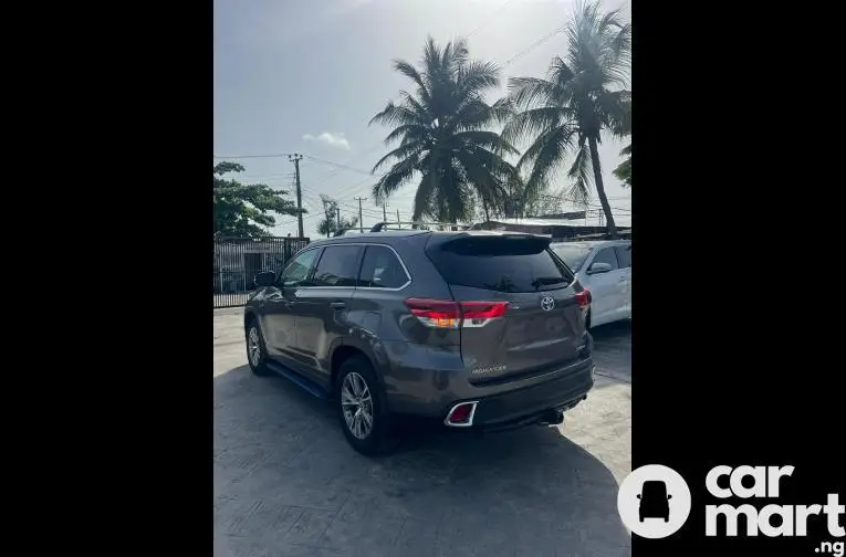 Tokunbo 2014 Facelift to 2018 Toyota Highlander XLE - 4/4