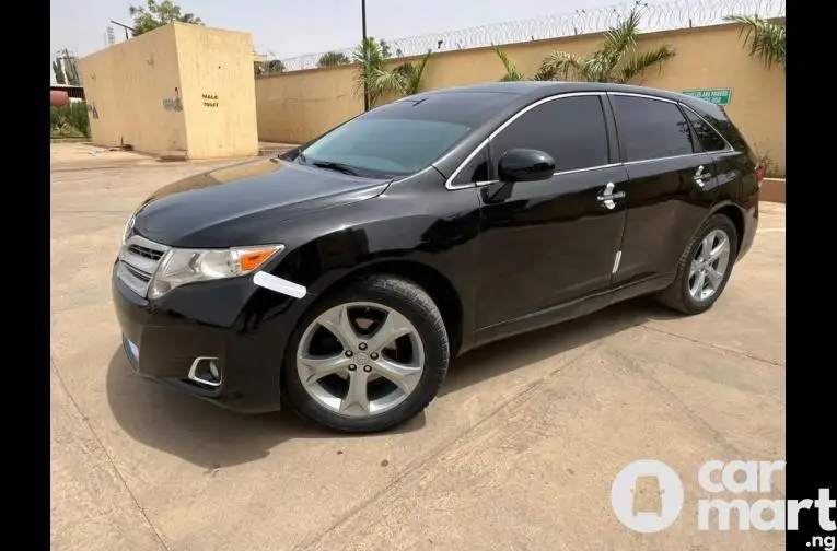 Super clean 2010 keyless Toyota Venza - 1/5