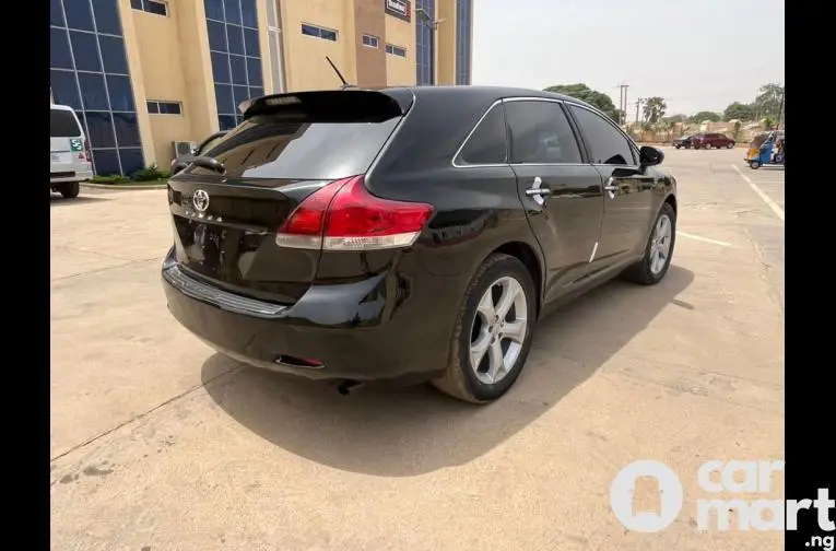 Super clean 2010 keyless Toyota Venza - 4/5