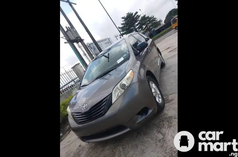 Just Cleared Tokunbo 2012 Toyota Sienna LE - 1/5