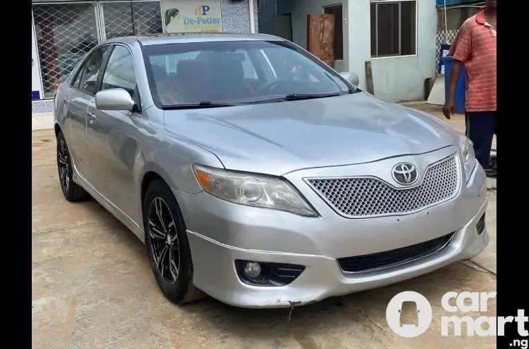 Used Toyota Camry 2010 SE - 2/5