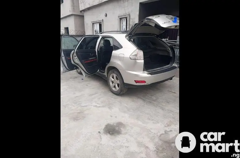 Clean Registered 2005 Lexus RX330 With Tesla Screen - 4/5